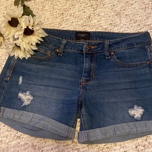 Celebrity pink super cute stretchy lightly distressed shorts